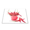 Skleněné prkénko chilli v červeném kyblíku